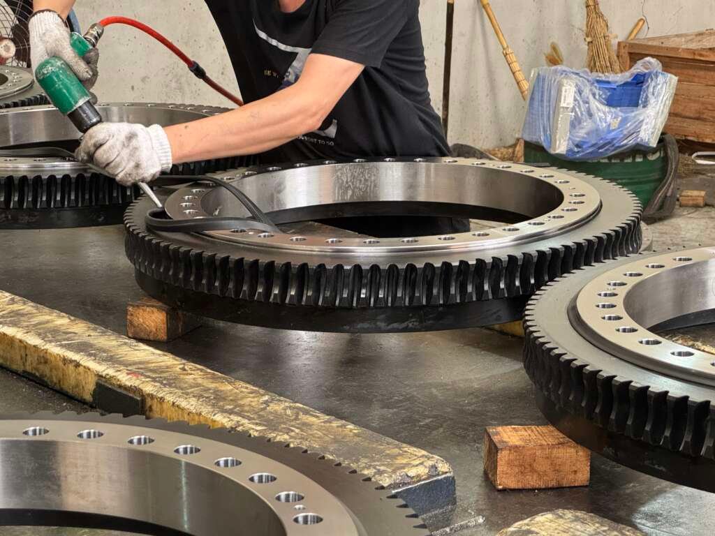 Professional assembly of high-precision slewing bearing at Liyuan Drive factory